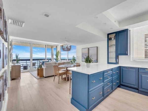 Beachfront Longboat Key Vacation Condo with Tennis Courts